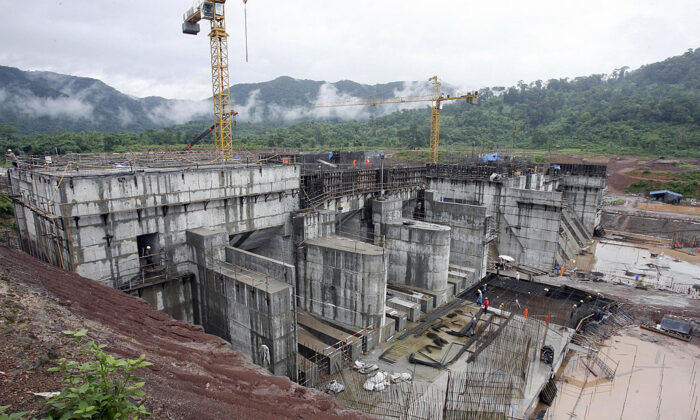 Las obras de la presa de regulación de la central de energía Nam Theun 2 en la meseta de Nakai de Laos el 28 de junio de 2007. (Hoang Dinh Nam/AFP vía Getty Images)