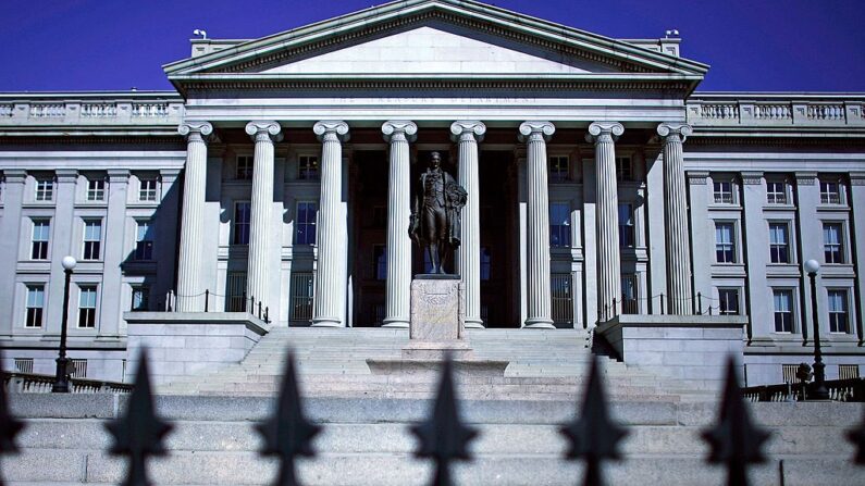 El Departamento del Tesoro de EE.UU. se encuentra detrás de una valla el 10 de octubre de 2007 en Washington, DC. (Chip Somodevilla/Getty Images)