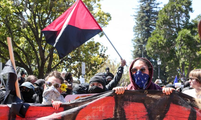Miembros de Antifa y contramanifestantes se reúnen durante una manifestación de derecha de No al Marxismo en el Parque Martin Luther King Jr. en Berkeley, California, el 27 de agosto de 2017. (Amy Osborne/AFP/Getty Images)