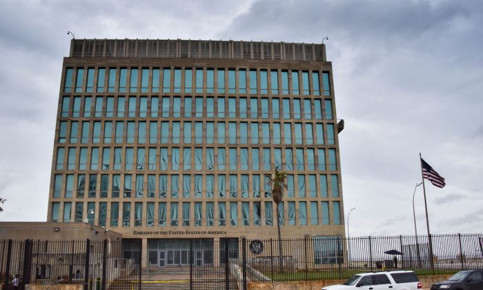 La Embajada de Estados Unidos, poco después de que la mitad de su personal sufriera un presunto ataque con arma sónica, en La Habana, Cuba, el 29 de septiembre de 2017. (Adalberto Roque/AFP/Getty Images)