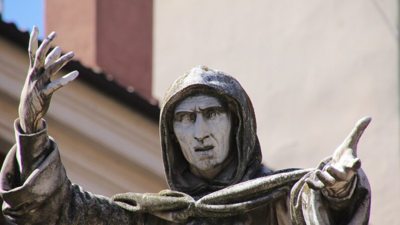 Una estatua del fraile dominico Girolamo Savonarola en Ferrara, Italia, el 25 de septiembre de 2018. Savonarola impuso una versión de 1497 de la cultura de la cancelación en Florencia, Italia, según Roger L. Simon. (Gianni Careddu vía Wikimedia Commons/CC BY-SA 4.0)
