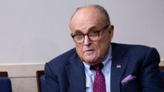 Abogados de Giuliani piden a juez que bloquee revisión de información de sus celulares