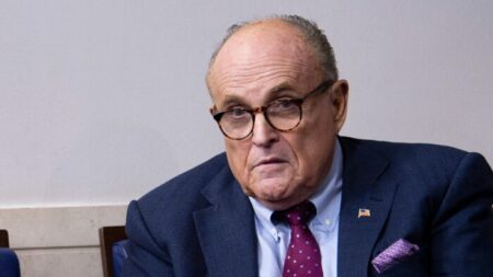 Giuliani dice que el FBI está tratando de «incriminarlo» tras el registro de su apartamento