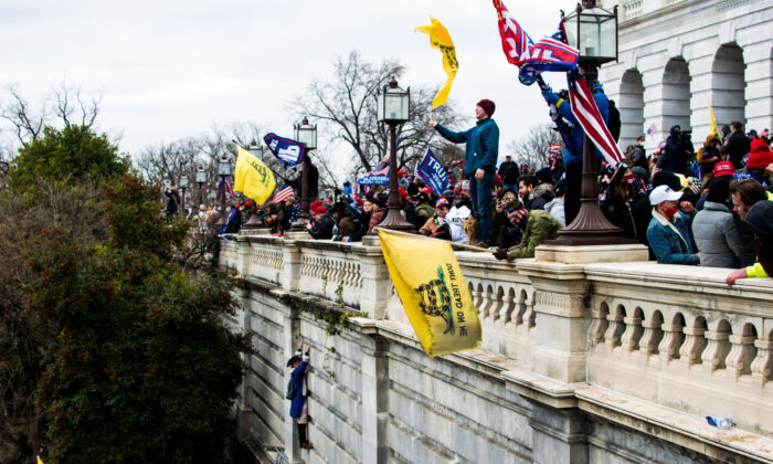 Manifestantes en la veranda del Capitolio de Estados Unidos durante una manifestación en Washington el 6 de enero de 2021. (Cortesía de Brandon Drey)