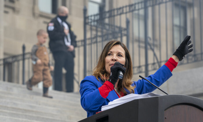 La vicegobernadora de Idaho, Janice McGeachin, habla durante un evento de quema de mascarillas en el Estado de Idaho en Boise, Idaho, el 6 de marzo de 2021. (Nathan Howard/Getty Images)