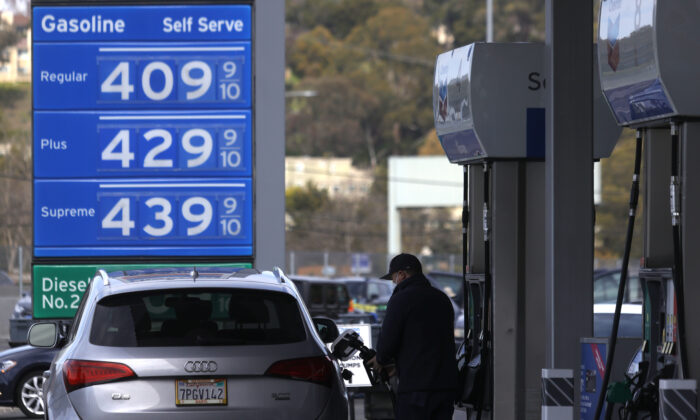 Un cliente carga gasolina en su vehículo en una gasolinera Chevron en Mill Valley, California, el 3 de marzo de 2021. (Justin Sullivan/Getty Images)