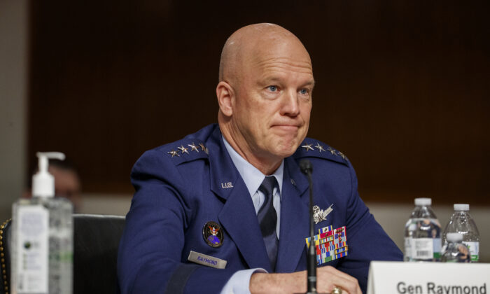 El jefe de Operaciones Espaciales de la Fuerza Espacial de EE. UU., el general, John W. Raymond, testifica ante el Comité de Servicios Armados del Senado en el Capitolio, en Washington, el 6 de mayo de 2020. (Shawn Thew/Pool/Getty Images)