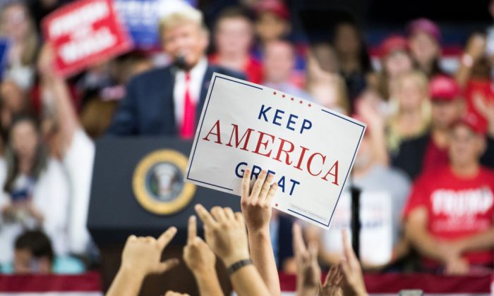 Un asistente sostiene un cartel de "Keep America Great" mientras el presidente Donald Trump se dirige a la multitud durante un mitin de campaña en el Freedom Hall en Johnson City, Tennessee, el 1 de octubre de 2018. (Sean Rayford/Getty Images)