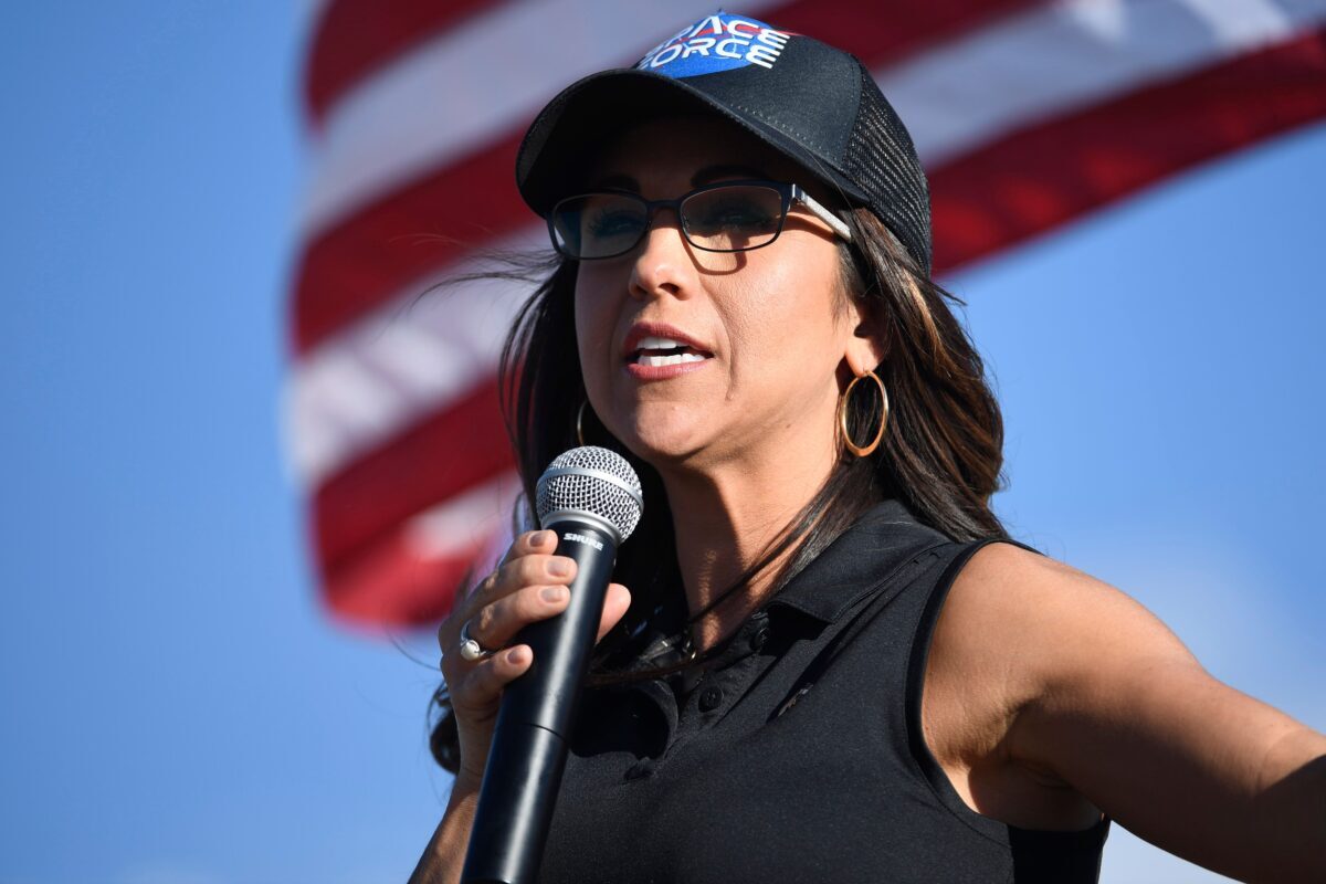 La representante Lauren Boebert se dirige a sus partidarios durante un acto de campaña en Colona, Colorado, el 10 de octubre de 2020. (Jason Connolly/AFP vía Getty Images)