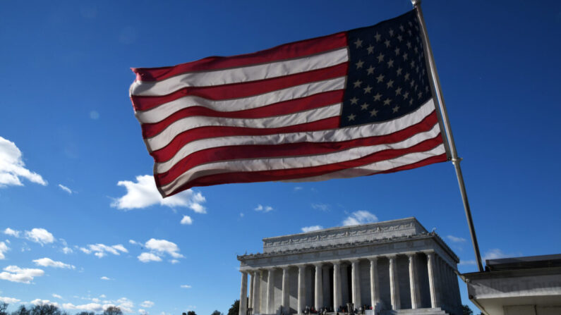 Una bandera estadounidense ondea cerca del Lincoln Memorial el 22 de diciembre de 2018. (Olivier Douliery/Getty Images)