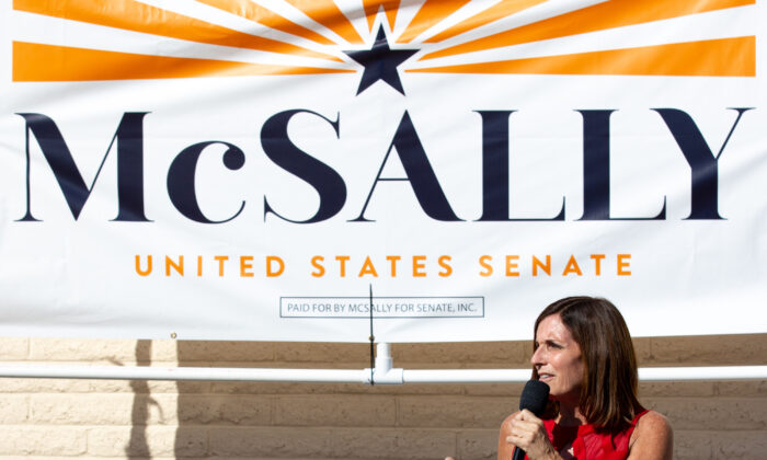 La candidata republicana al Senado de Estados Unidos, la senadora Martha McSally (R-Ariz.), habla a sus partidarios en Phoenix, Arizona, el 2 de noviembre de 2020. (Courtney Pedroza/Getty Images)
