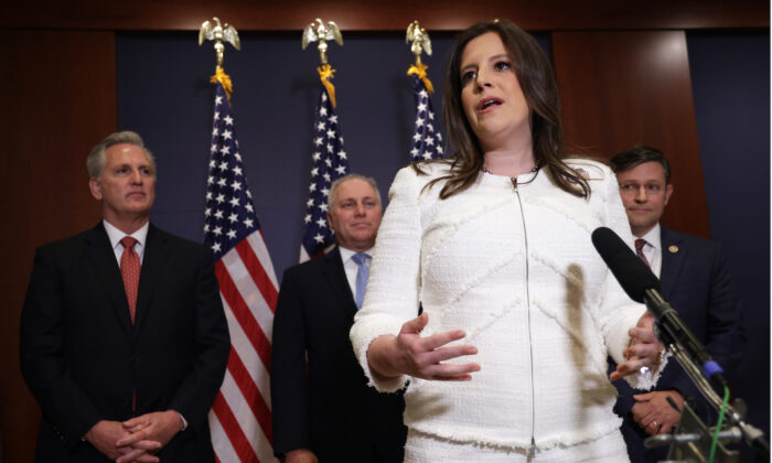 La representante Elise Stefanik (R-N.Y.) se dirige a los miembros de la prensa tras una elección para presidenta de la Conferencia Republicana de la Cámara con el líder de la minoría en la Cámara Representante, Kevin McCarthy (R-Calif.), el representante de la minoría en la Cámara Steve Scalise (R-La .), y el recientemente elegido vicepresidente de la Conferencia Republicana de la Cámara de Representantes, el representante Mike Johnson (R-La.), en el Centro de Visitantes del Capitolio de EE. UU., el 14 de mayo de 2021. (Alex Wong/Getty Images)