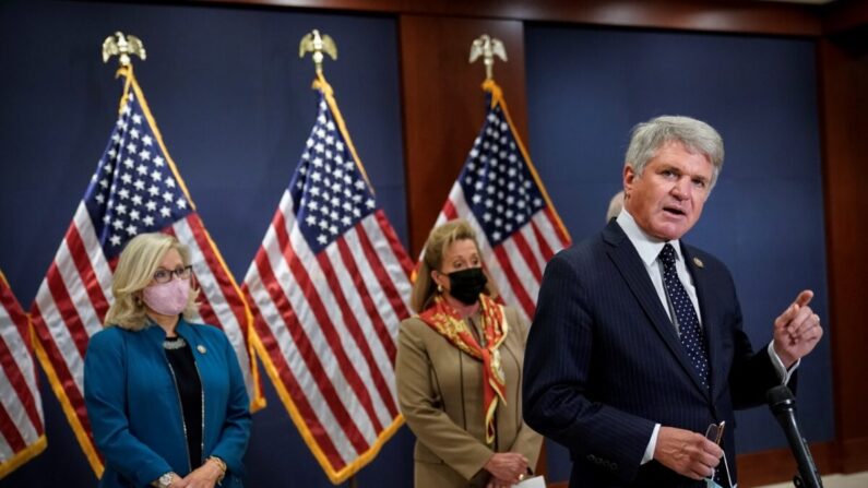 El representante Michael McCaul (R-Texas) habla durante una rueda de prensa tras una reunión del grupo republicano de la Cámara de Representantes en el Capitolio, en Washington, el 14 de abril de 2021. (Drew Angerer/Getty Images)
