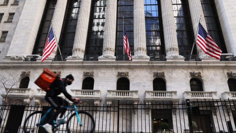 La Bolsa de Valores de Nueva York (NYSE) en el bajo Manhattan el 9 de marzo de 2021, en la ciudad de Nueva York. (Spencer Platt/Getty Images)