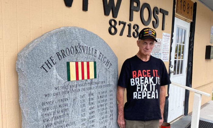 Ron McCombs, veterano del Ejército de Estados Unidos, junto al monumento Brooksville Eight, en VFW Post 8713, en Brooksville, Florida. (Patricia Tolson/The Epoch Times)