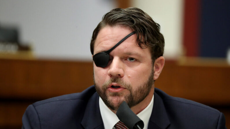 El miembro del Comité de Seguridad Nacional de la Cámara de Representantes Dan Crenshaw (R-Texas) habla durante una audiencia en el Rayburn House Office Building en el Capitolio en Washington el 17 de septiembre de 2020. (Chip Somodevilla/Getty Images)