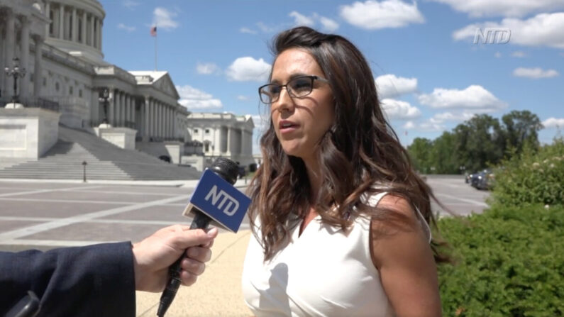 En una captura de pantalla de un video de NTD, la representante Lauren Boebert (R-Colo.) habla con un reportero de NTD en el Capitolio de Estados Unidos en Washington, el 12 de mayo de 2021. (NTD)
