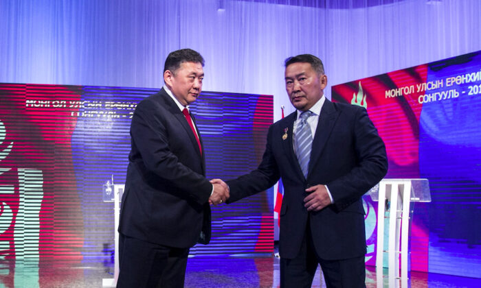 Los candidatos de Mongolia para las elecciones presidenciales de 2017, Enkhbold (Izq.) y el ahora presidente Battulga (Der.) participan en un debate televisado en Ulaanbaatar, Mongolia, el 24 de junio de 2017. (Byambasuren Byamba-Ochir/AFP a través de Getty Images)