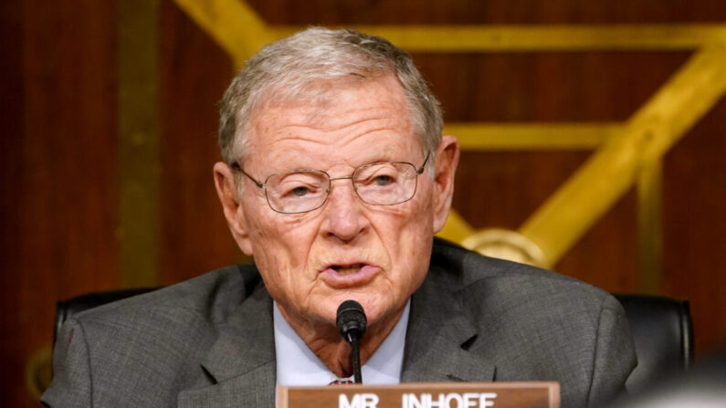 El senador James Inhofe (R-Okla.), pronuncia un discurso de apertura en la audiencia de confirmación del general retirado del ejército, nominado a Secretario de Defensa, Lloyd Austin, ante el Comité de Servicios Armados del Senado en el Capitolio de los EE. UU. en Washington, el 19 de enero de 2021. (Greg Nash-Pool/Getty Images)