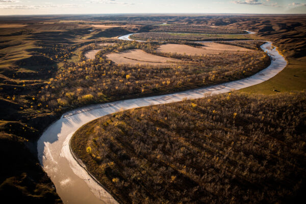 El río White atraviesa el paisaje cerca de donde pasaría el propuesto oleoducto Keystone XL, al sur de Presho, S.D., el 13 de octubre de 2014. (Andrew Burton/Getty Images)