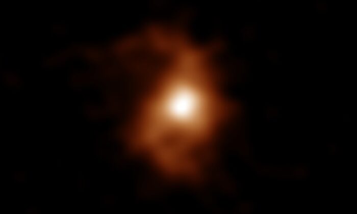 Una imagen de ALMA de la galaxia BRI 1335-0417 tal como apareció hace 12,400 millones de años. Los brazos espirales son visibles a ambos lados de la zona compacta y brillante en el centro de la galaxia. (ALMA (ESO/NAOJ/NRAO), T. Tsukui & S. Iguchi)
