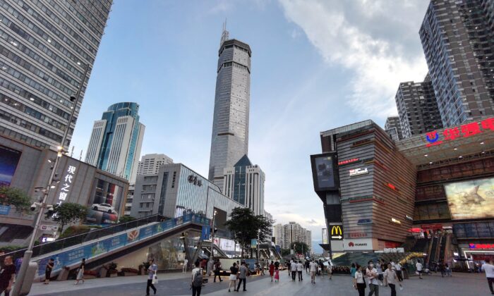 La SEG Plaza (centro), de 300 metros de altura, se ve después de que comenzó a temblar, en Shenzhen, provincia de Guangdong, en el sur de China, el 18 de mayo de 2021. (STR/AFP a través de Getty Images)