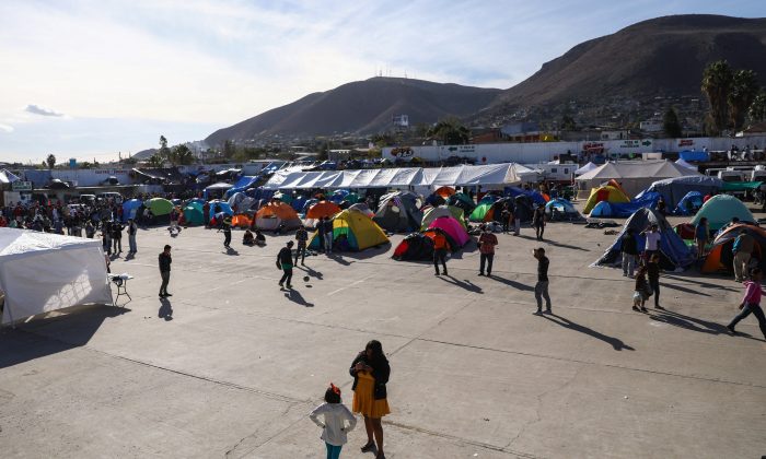 Un campamento de migrantes, situado a 10 millas de la frontera de Estados Unidos, está lleno de migrantes centroamericanos, en Tijuana, México, el 2 de diciembre de 2018. (Charlotte Cuthbertson/The Epoch Times)