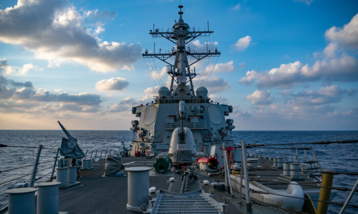 El destructor de misiles guiados USS Barry (DDG 52) realiza operaciones en marcha cerca de las islas Paracel el 28 de abril de 2020. (Foto de la Armada de EE.UU. por el Ens. Samuel Hardgrove)