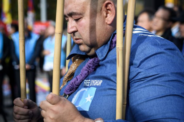 Los uigures se manifiestan contra China, frente a las oficinas de las Naciones Unidas, durante el Examen Periódico Universal de China realizado por el Consejo de Derechos Humanos de la ONU, en Ginebra, el 6 de noviembre de 2018. (Fabrice Coffrini/AFP/Getty Images)