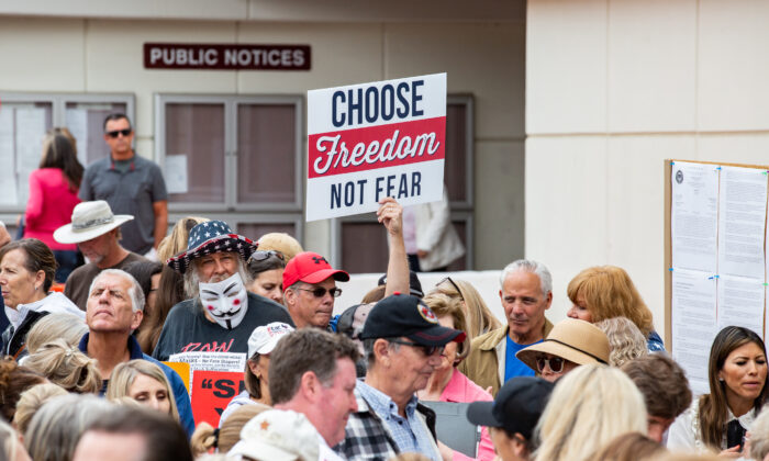 Pobladores se reúnen para protestar contra los pasaportes de vacunas en el Centro Cívico del Condado de Orange en Santa Ana, California, el 11 de mayo de 2021. (John Fredricks/The Epoch Times)