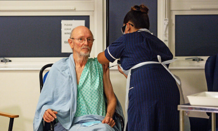 Una enfermera administra la vacuna COVID-19 de Pfizer-BioNtech al paciente William "Bill" Shakespeare (Izq.), de 81 años, en el Hospital Universitario de Coventry, Inglaterra, el 8 de diciembre de 2020. (Jacob King/POOL/AFP vía Getty Images)