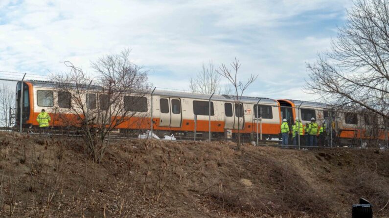 Trabajadores retirando un tren de la Línea Naranja descarrilado el 16 de marzo. (Learner Liu/Epoch Times)