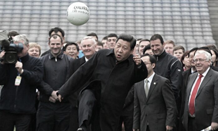 Xi Jinping (centro) patea una pelota de fútbol durante su visita al Croke Park en Dublín, Irlanda, el 19 de febrero de 2012. (Peter Muhly/AFP/Getty Images)