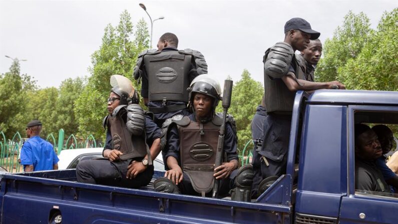 Un grupo de militares patrullaba el pasado martes 25 de mayo por las calles de Bamako (Mali) duranye una protesta contra el gople de estado. EFE/EPA/HADAMA DIAKITE