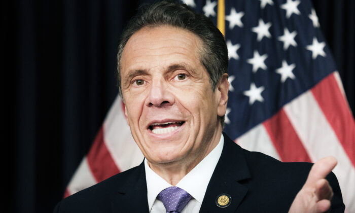 El gobernador de Nueva York, Andrew Cuomo, se dirige a los medios de comunicación en una rueda de prensa en Manhattan, en la ciudad de Nueva York, el 5 de mayo de 2021. (Spencer Platt/Getty Images)