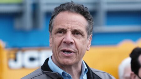 Cuomo levantará la mayoría de las restricciones de capacidad en Nueva York