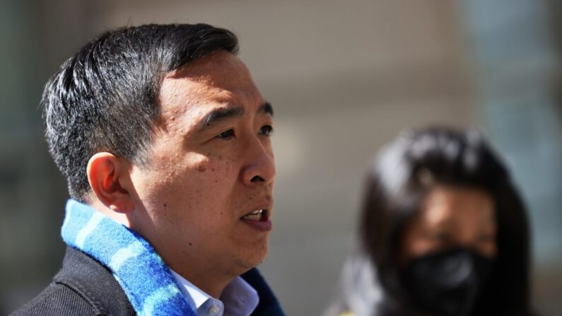 El candidato a la alcaldía de Nueva York, Andrew Yang, habla con los periodistas en Nueva York el 11 de mayo de 2021. (Michael M. Santiago/Getty Images)
