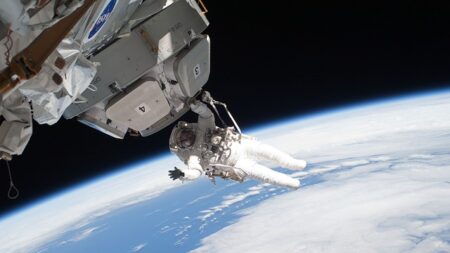 Mamá astronauta se prepara para la misión SpaceX de la Nasa, ¡estará 6 meses fuera del planeta Tierra!