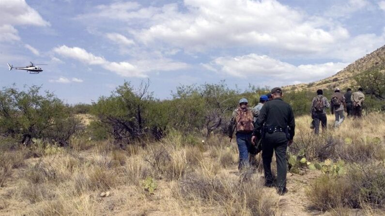 Los cuerpos sin vida de 27 migrantes ilegales fueron encontrados en junio en el desierto de Arizona, cuando esta región de la frontera de EE.UU. y México presenta las temperaturas más altas, informó el grupo Fronteras Compasivas. EFE/Gary William/Archivo