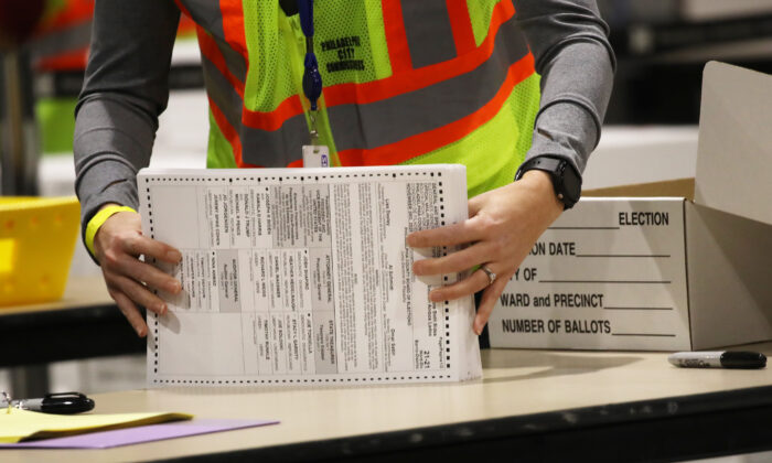 Un funcionario electoral con boletas en una fotografía de archivo, en Filadelfia, Pensilvania. (Spencer Platt/Getty Images)