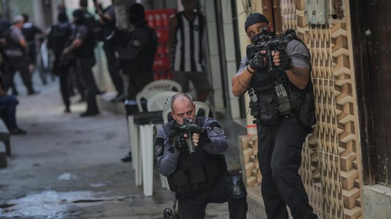 Miembros de la Policía realizan un operativo policíal contra una banda de narcotraficantes el 6 de mayo de 2021, en un favela de Río de Janeiro (Brasil). EFE/André Coelho