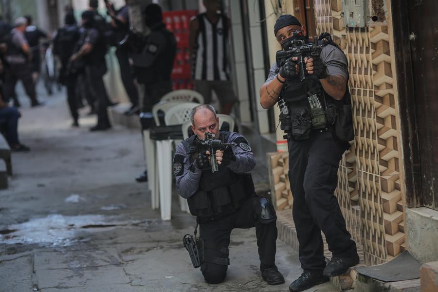 Un muerto y cinco heridos en un tiroteo entre policías y narcos en Río de Janeiro