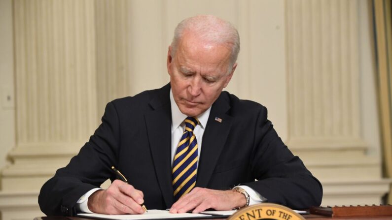 El presidente Joe Biden firma una orden ejecutiva para asegurar las cadenas de suministro críticas, en el Comedor de Estado de la Casa Blanca, el 24 de febrero de 2021. (Saul Loeb/AFP vía Getty Images)
