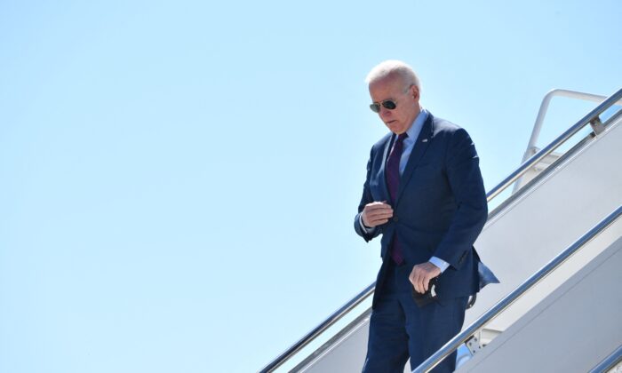 El presidente Joe Biden llega al Aeropuerto Metropolitano del Condado de Wayne en Detroit, Michigan, el 18 de mayo de 2021. (Nicholas Kamm/AFP vía Getty Images)