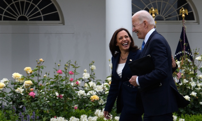 La vicepresidenta Kamala Harris y el presidente Joe Biden se marchan después de que Biden pronunciara un discurso sobre la COVID-19 y el programa de vacunación desde la Rosaleda de la Casa Blanca en Washington, D.C., el 13 de mayo de 2021. (Nicholas Kamm / AFP vía Getty Images)