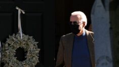 Biden lleva mascarilla al aire libre en contra de indicaciones del CDC como «precaución extra»