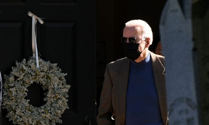 El presidente Joe Biden lleva una mascarilla al aire libre mientras sale de la iglesia católica de San José en el Brandywine en Wilmington, Delaware, el 1 de mayo de 2021. (Olivier Douliery/AFP vía Getty Images)