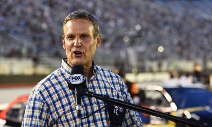 El gobernador de Tennessee, Bill Lee, da la orden de encender los motores antes de la NASCAR Cup Series All-Star Race en Bristol Motor Speedway, en Bristol, Tennessee, el 15 de julio de 2020. (Jared C. Tilton/Getty Images)