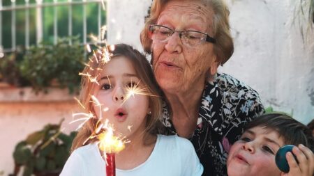 Joven deja todo para cuidar a su abuela con Alzheimer y escribe un libro para ayudar a otras familias