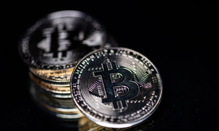 Una imitación física de la moneda criptográfica Bitcoin, en París, el 26 de abril de 2021. (Martin Bureau/AFP a través de Getty Images)